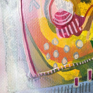 Puede incluir: Pintura abstracta con una superficie texturizada. La pintura presenta una variedad de colores, incluyendo rosa, amarillo, naranja, verde y gris. La pintura est&aacute; compuesta por formas geom&eacute;tricas y l&iacute;neas.