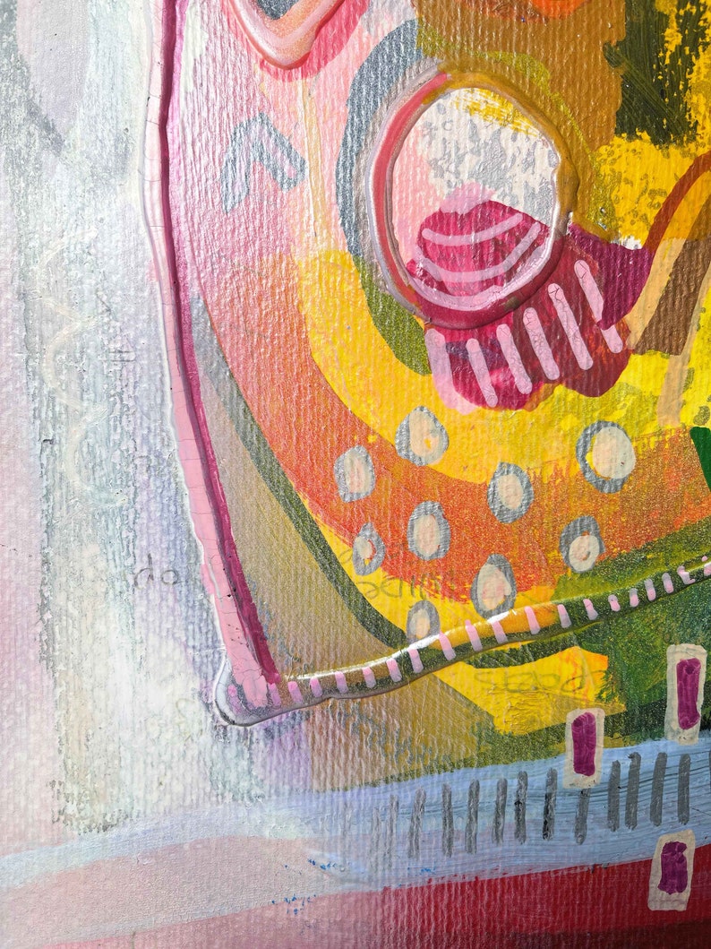 Puede incluir: Pintura abstracta con una superficie texturizada. La pintura presenta una variedad de colores, incluyendo rosa, amarillo, naranja, verde y gris. La pintura est&aacute; compuesta por formas geom&eacute;tricas y l&iacute;neas.