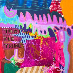 Puede incluir: Pintura abstracta con un esquema de color rosa, morado, azul, verde y naranja. La pintura presenta una variedad de formas y texturas, incluyendo rayas, puntos y remolinos. El texto "THAT'S THE THING" est&aacute; escrito en letras doradas sobre un fondo marr&oacute;n.