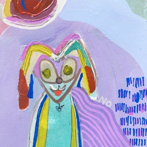 Op de afbeelding: Een kleurrijk abstract schilderij van een hond met een blauw, geel en rood gestreepte halsband. De hond staat op een paarse achtergrond met een roze en oranje werveling in de linkerbovenhoek.