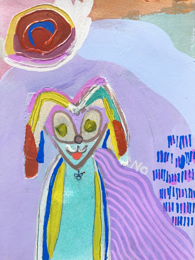 Op de afbeelding: Een kleurrijk abstract schilderij van een hond met een blauw, geel en rood gestreepte halsband. De hond staat op een paarse achtergrond met een roze en oranje werveling in de linkerbovenhoek.