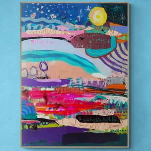 Puede incluir: Pintura abstracta con un dise&ntilde;o colorido en capas. La pintura presenta una variedad de formas, l&iacute;neas y texturas, incluyendo c&iacute;rculos, rayas y remolinos. Los colores son brillantes y vibrantes, incluyendo rosa, azul, verde, naranja y morado. La pintura est&aacute; enmarcada en un marco de madera.