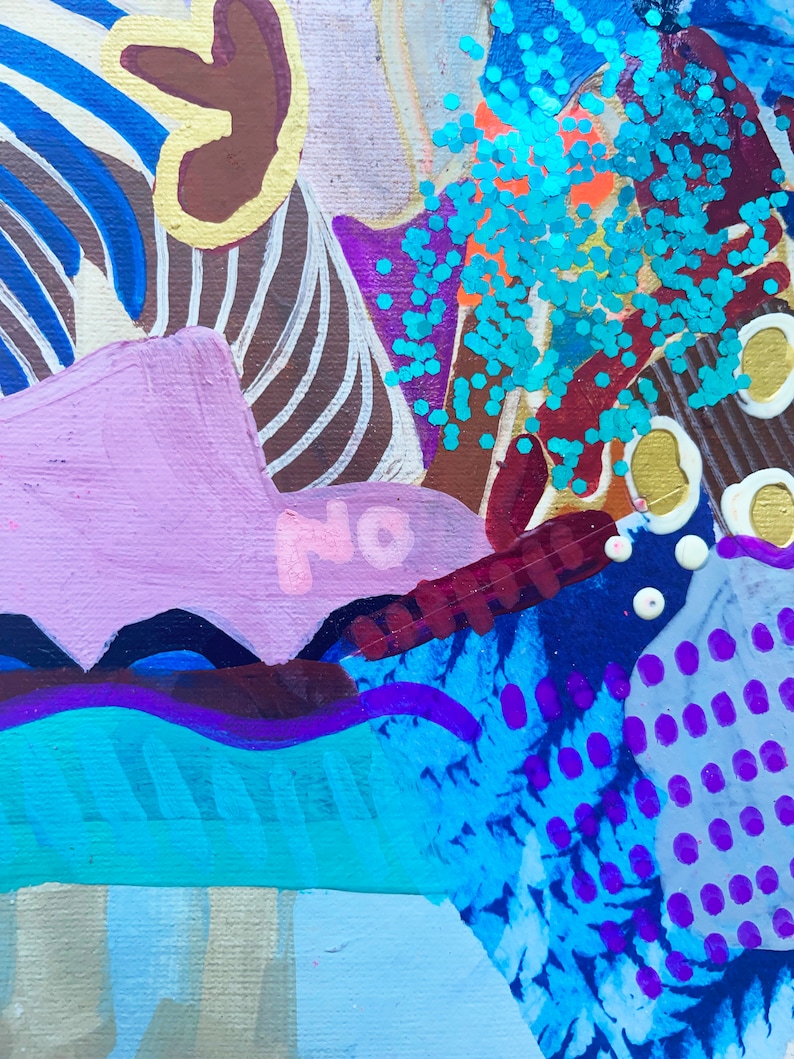 K&ouml;nnte beinhalten: Abstrakte Mixed-Media-Kunst mit strukturiertem Leinwandhintergrund. Das Gem&auml;lde zeigt eine Kombination aus Farben, darunter Blau, Lila, Braun und Gold, mit Akzenten aus t&uuml;rkisfarbenem Glitzer. Das Wort "no" ist in Rosa sichtbar.