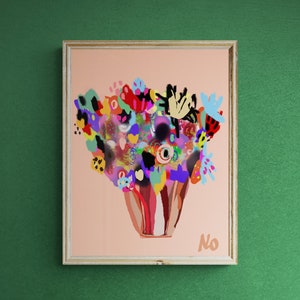 K&ouml;nnte beinhalten: Ein gerahmter abstrakter Kunstdruck mit einem bunten Blumenstrau&szlig; in einer Vase. Der Hintergrund ist in einem hellen Pfirsichton gehalten und die Vase ist orange-wei&szlig; gestreift.