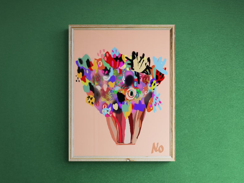K&ouml;nnte beinhalten: Ein gerahmter abstrakter Kunstdruck mit einem bunten Blumenstrau&szlig; in einer Vase. Der Hintergrund ist in einem hellen Pfirsichton gehalten und die Vase ist orange-wei&szlig; gestreift.
