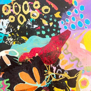 Puede incluir: Pintura abstracta con un dise&ntilde;o colorido y en capas. La pintura presenta una variedad de formas, incluyendo c&iacute;rculos, puntos y espirales. Los colores son brillantes y vibrantes, incluyendo rojo, azul, amarillo, verde y rosa.