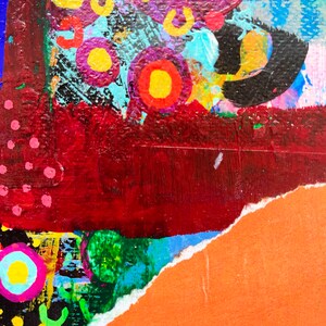 K&ouml;nnte beinhalten: Abstrakte Kunstcollage mit einem Mix aus Farben und Texturen. Der obere Teil zeigt einen blauen und violetten Hintergrund mit gelben, roten und schwarzen Kreisen. Der untere Teil zeigt einen roten, gr&uuml;nen und blauen Hintergrund mit einem zerrissenen St&uuml;ck orangefarbenem Papier.