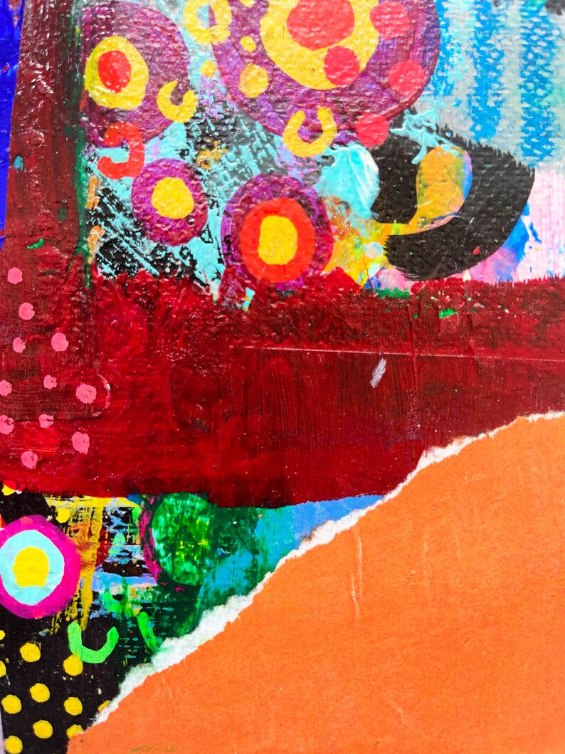 K&ouml;nnte beinhalten: Abstrakte Kunstcollage mit einem Mix aus Farben und Texturen. Der obere Teil zeigt einen blauen und violetten Hintergrund mit gelben, roten und schwarzen Kreisen. Der untere Teil zeigt einen roten, gr&uuml;nen und blauen Hintergrund mit einem zerrissenen St&uuml;ck orangefarbenem Papier.
