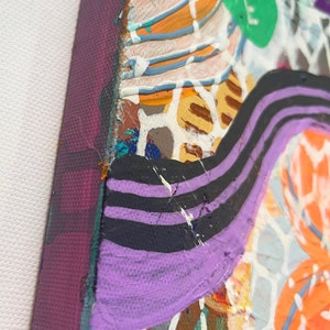 K&ouml;nnte beinhalten: Abstraktes Gem&auml;lde auf Leinwand mit einem Farbschema aus Lila, Orange, Blau, Gr&uuml;n und Schwarz. Das Gem&auml;lde zeigt eine Vielzahl von Formen und Texturen, darunter Streifen, Wirbel und Punkte. Das Wort "Nein" ist in Gelb auf blauem Hintergrund geschrieben.