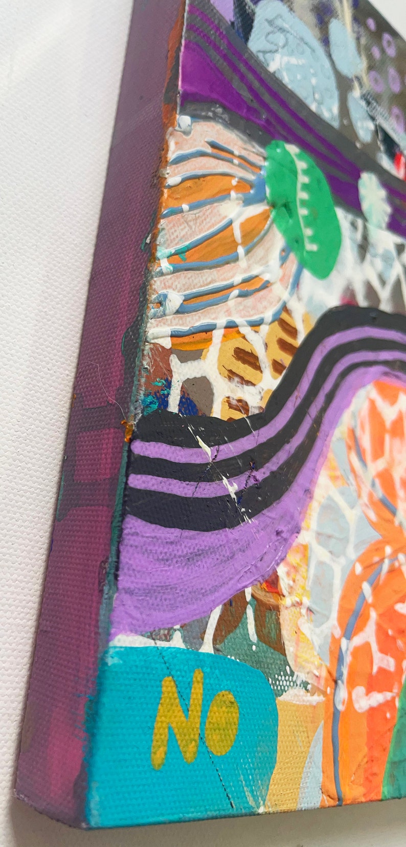 K&ouml;nnte beinhalten: Abstraktes Gem&auml;lde auf Leinwand mit einem Farbschema aus Lila, Orange, Blau, Gr&uuml;n und Schwarz. Das Gem&auml;lde zeigt eine Vielzahl von Formen und Texturen, darunter Streifen, Wirbel und Punkte. Das Wort "Nein" ist in Gelb auf blauem Hintergrund geschrieben.