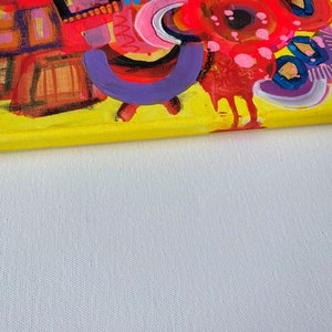 Puede incluir: Pintura abstracta sobre lienzo con fondo amarillo. La pintura presenta una variedad de formas y colores, incluyendo rojo, rosa, morado, azul y negro. La pintura es una obra de arte vibrante y colorida.