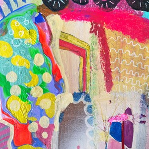 Puede incluir: Pintura abstracta con un dise&ntilde;o colorido y en capas. La pintura presenta una mezcla de formas geom&eacute;tricas, remolinos y puntos en tonos de azul, verde, amarillo, rojo, rosa y marr&oacute;n.