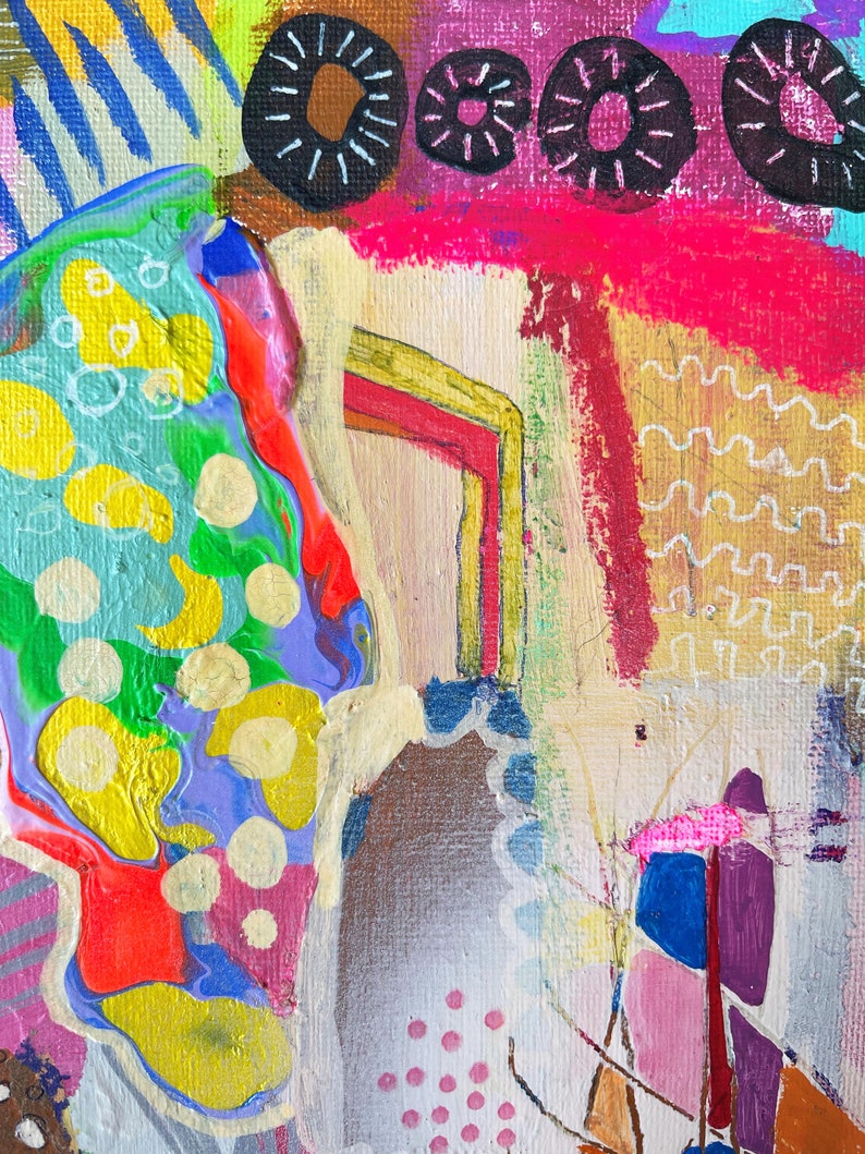 Puede incluir: Pintura abstracta con un dise&ntilde;o colorido y en capas. La pintura presenta una mezcla de formas geom&eacute;tricas, remolinos y puntos en tonos de azul, verde, amarillo, rojo, rosa y marr&oacute;n.