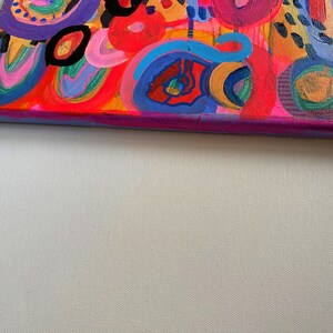 Puede incluir: Pintura abstracta sobre lienzo con un dise&ntilde;o colorido que presenta c&iacute;rculos, espirales y puntos en tonos de rojo, naranja, amarillo, verde, azul, morado y negro.