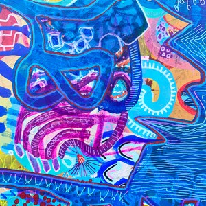 K&ouml;nnte beinhalten: Abstraktes Gem&auml;lde mit blauem Hintergrund und bunten Formen, Linien und Punkten. Das Gem&auml;lde zeigt eine Vielzahl von Farben, darunter Blau, Rosa, Lila, Gelb und Wei&szlig;.