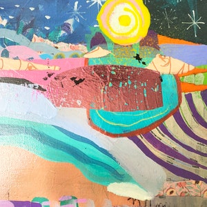 Puede incluir: Pintura abstracta con una mezcla de texturas y colores, incluyendo rosa, azul, verde y dorado. La pintura presenta un gran c&iacute;rculo amarillo con un anillo rosa alrededor, y una variedad de formas geom&eacute;tricas y l&iacute;neas.