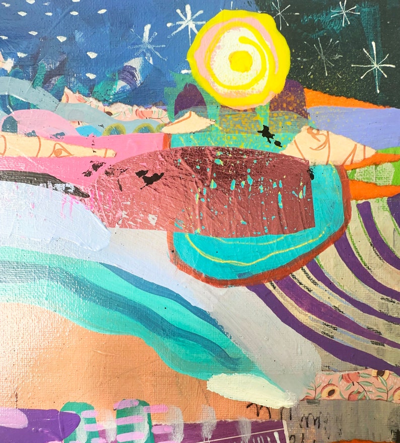 Puede incluir: Pintura abstracta con una mezcla de texturas y colores, incluyendo rosa, azul, verde y dorado. La pintura presenta un gran c&iacute;rculo amarillo con un anillo rosa alrededor, y una variedad de formas geom&eacute;tricas y l&iacute;neas.