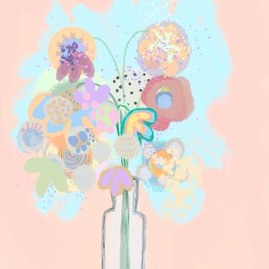 K&ouml;nnte beinhalten: Ein Strau&szlig; bunter Blumen in einer durchsichtigen Glasvase auf einem hellrosa Hintergrund. Die Blumen sind in einem verspielten Stil mit verschiedenen Blaut&ouml;nen, Gr&uuml;n-, Gelb-, Orange- und Violettt&ouml;nen gemalt.