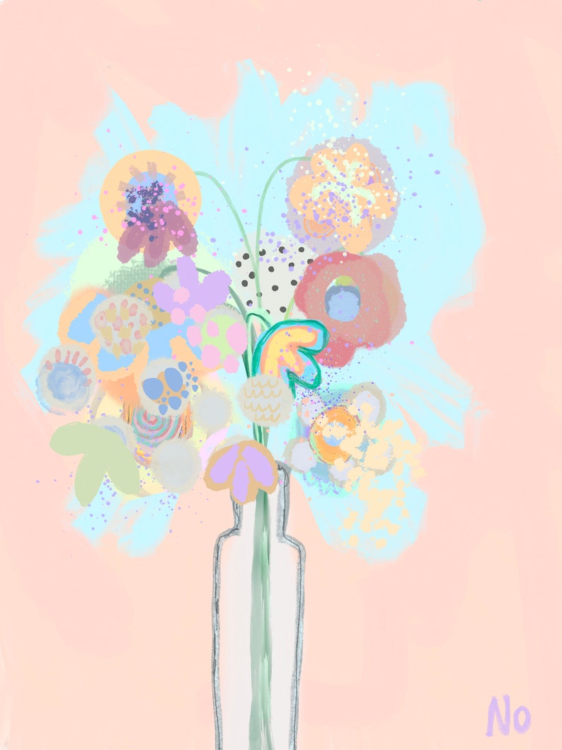 K&ouml;nnte beinhalten: Ein Strau&szlig; bunter Blumen in einer durchsichtigen Glasvase auf einem hellrosa Hintergrund. Die Blumen sind in einem verspielten Stil mit verschiedenen Blaut&ouml;nen, Gr&uuml;n-, Gelb-, Orange- und Violettt&ouml;nen gemalt.