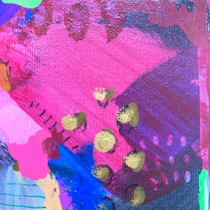 Puede incluir: Pintura abstracta con trazos audaces de rosa, morado, azul, verde y dorado. La pintura tiene una superficie texturizada y un estilo moderno.
