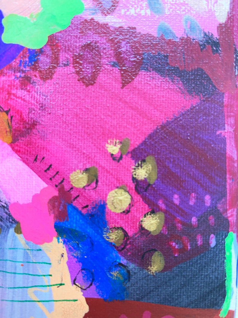 Puede incluir: Pintura abstracta con trazos audaces de rosa, morado, azul, verde y dorado. La pintura tiene una superficie texturizada y un estilo moderno.