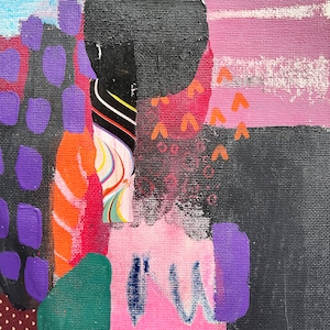 K&ouml;nnte beinhalten: Ein abstraktes Gem&auml;lde auf Leinwand mit einem gro&szlig;en schwarzen Kreis, &uuml;berlagert mit lebendigen Formen in Lila, Pink, Orange und Gr&uuml;n. Die Komposition enth&auml;lt einen Abschnitt aus gestreiftem Papier, kleine orangefarbene Chevron-Markierungen und einen dunkelbraunen Bereich mit wei&szlig;en Punkten.