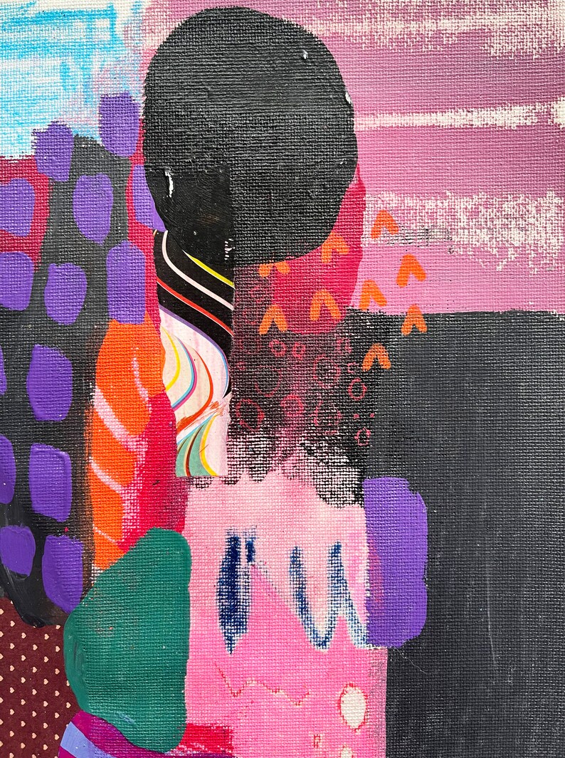 K&ouml;nnte beinhalten: Ein abstraktes Gem&auml;lde auf Leinwand mit einem gro&szlig;en schwarzen Kreis, &uuml;berlagert mit lebendigen Formen in Lila, Pink, Orange und Gr&uuml;n. Die Komposition enth&auml;lt einen Abschnitt aus gestreiftem Papier, kleine orangefarbene Chevron-Markierungen und einen dunkelbraunen Bereich mit wei&szlig;en Punkten.