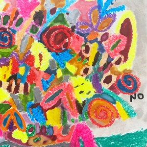 K&ouml;nnte beinhalten: Ein farbenfrohes abstraktes Gem&auml;lde eines Blumenstrau&szlig;es in einer rosa-wei&szlig; gestreiften Vase. Die Blumen sind in verschiedenen Farben gemalt, darunter Rot, Gelb, Blau, Gr&uuml;n und Lila. Der Hintergrund ist hellgrau. Das Wort "NEIN" ist in Schwarz in der rechten unteren Ecke des Gem&auml;ldes geschrieben.