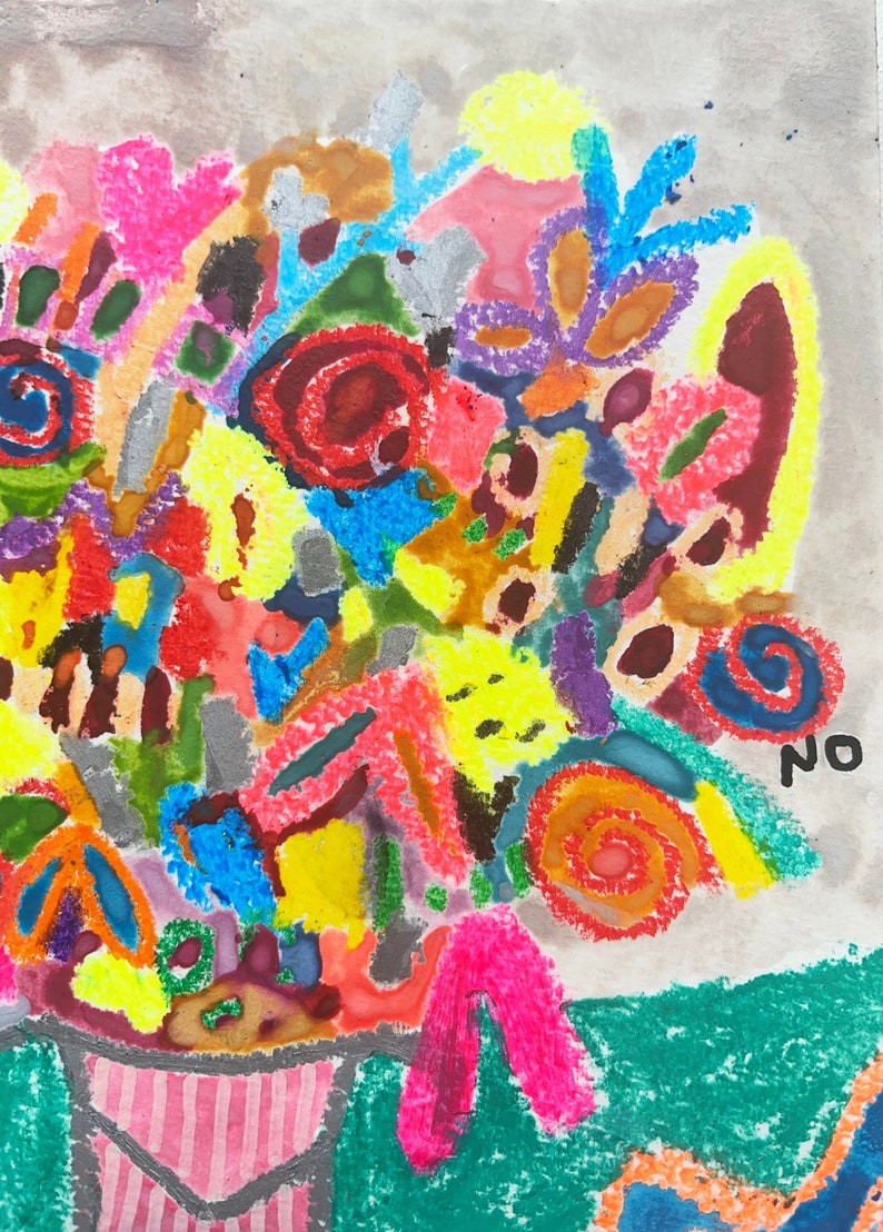 K&ouml;nnte beinhalten: Ein farbenfrohes abstraktes Gem&auml;lde eines Blumenstrau&szlig;es in einer rosa-wei&szlig; gestreiften Vase. Die Blumen sind in verschiedenen Farben gemalt, darunter Rot, Gelb, Blau, Gr&uuml;n und Lila. Der Hintergrund ist hellgrau. Das Wort "NEIN" ist in Schwarz in der rechten unteren Ecke des Gem&auml;ldes geschrieben.