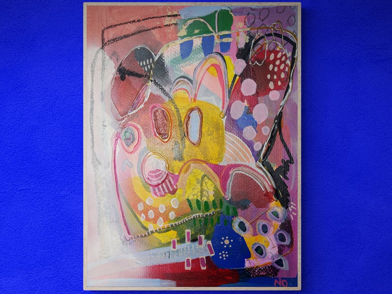 Puede incluir: Pintura abstracta sobre lienzo con un dise&ntilde;o colorido y en capas con pintura rosa, amarilla, verde, azul y negra. La pintura tiene una superficie texturizada y un estilo caprichoso.