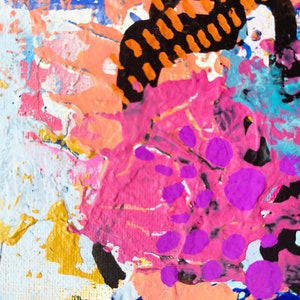 Op de afbeelding: Abstract schilderij met roze, paarse, blauwe, oranje, zwarte en witte verf. De verf is aangebracht in een dikke, textuurrijke stijl.