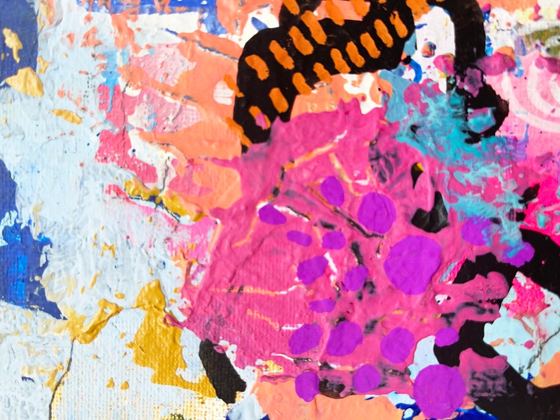 Op de afbeelding: Abstract schilderij met roze, paarse, blauwe, oranje, zwarte en witte verf. De verf is aangebracht in een dikke, textuurrijke stijl.