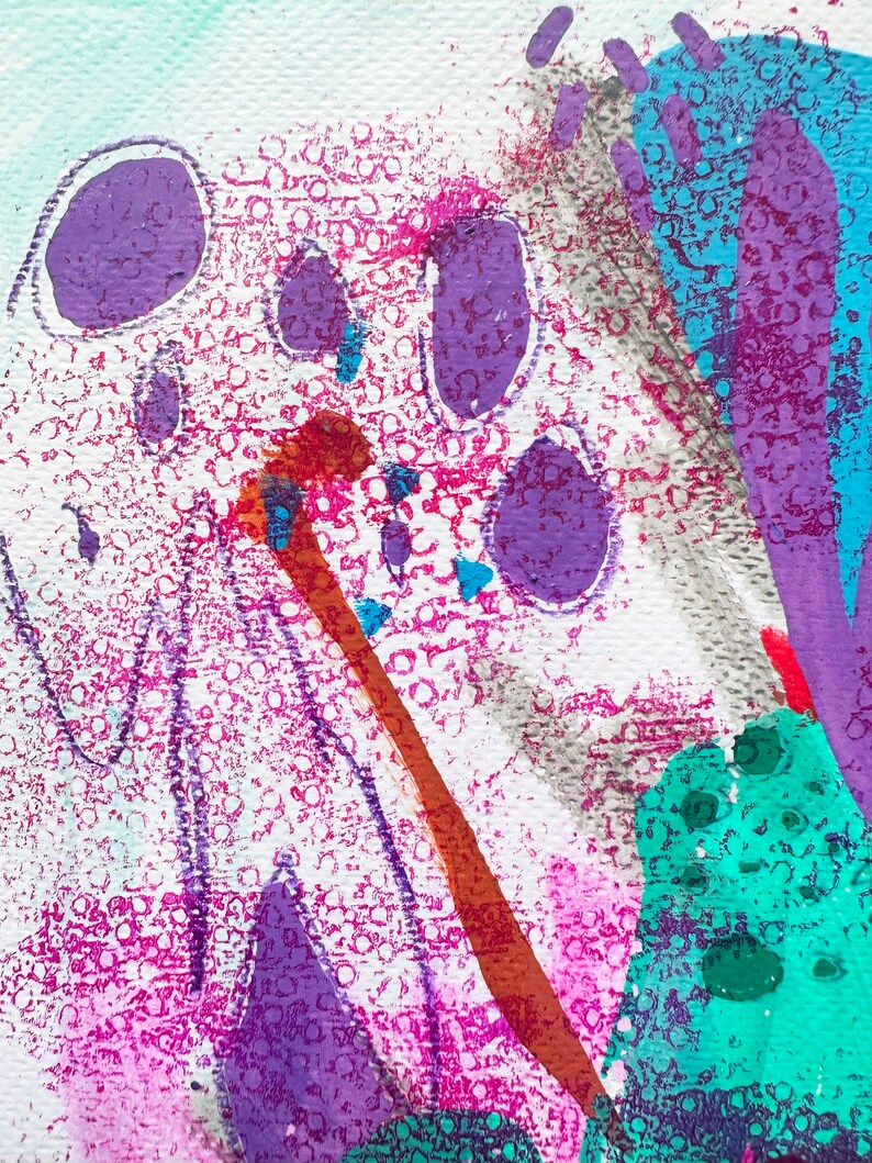 Peut inclure: Peinture abstraite avec des &eacute;claboussures de peinture violette, bleue, verte et orange sur un fond blanc. La peinture a une surface textur&eacute;e et une vari&eacute;t&eacute; de formes et de lignes.