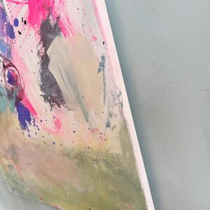 Puede incluir: Pintura abstracta sobre lienzo con pintura rosa, morada, azul, verde y blanca. La pintura tiene una superficie texturizada y est&aacute; firmada "NO" en la esquina inferior derecha.