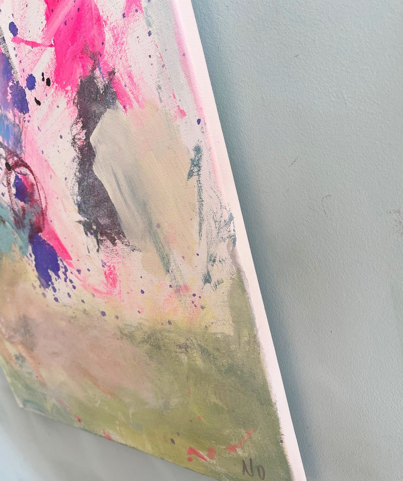 Puede incluir: Pintura abstracta sobre lienzo con pintura rosa, morada, azul, verde y blanca. La pintura tiene una superficie texturizada y est&aacute; firmada "NO" en la esquina inferior derecha.
