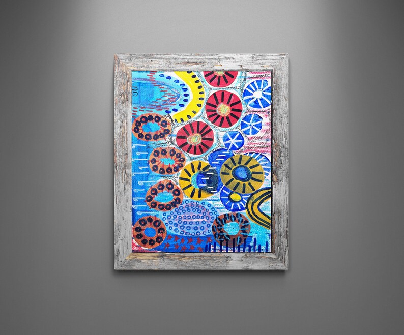 Pu&ograve; includere: Un dipinto astratto incorniciato con uno sfondo blu e cerchi, anelli e fiori colorati. Il dipinto &egrave; in una cornice di legno con una finitura sbiancata.