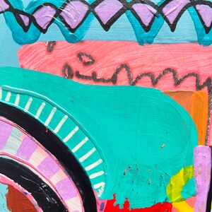 Pu&ograve; includere: Dipinto astratto con uno schema di colori turchese, rosa, nero, bianco e giallo. Il dipinto presenta una grande forma turchese con un arco a strisce bianche e nere e un arco a strisce viola e bianche. Il dipinto presenta anche una forma rosa con una linea nera sinuosa.