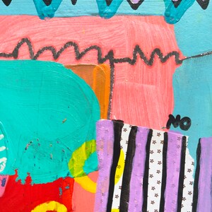 Pu&ograve; includere: Dipinto astratto con una miscela di colori vivaci, tra cui rosa, blu, turchese, giallo e rosso. Il dipinto presenta una variet&agrave; di forme e texture, tra cui strisce, cerchi e zig zag. La parola "NO" &egrave; scritta in vernice nera sul lato destro del dipinto.