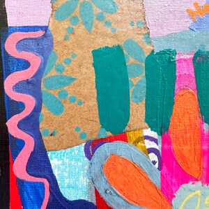Peut inclure: Peinture abstraite avec un collage de diff&eacute;rentes textures et couleurs. La peinture pr&eacute;sente une palette de couleurs rose, bleu et vert avec une vari&eacute;t&eacute; de formes et de motifs.