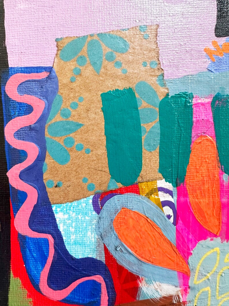 Peut inclure: Peinture abstraite avec un collage de diff&eacute;rentes textures et couleurs. La peinture pr&eacute;sente une palette de couleurs rose, bleu et vert avec une vari&eacute;t&eacute; de formes et de motifs.