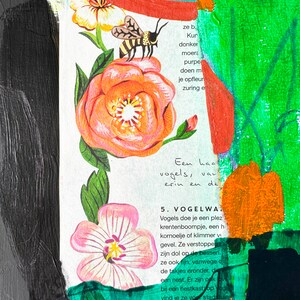 Pode incluir: Uma obra de arte abstrata colorida com uma flor rosa e branca, uma abelha e texto em holand&ecirc;s. O texto diz "Een haa vogels, var erin en de 5. VOGELWA Vogels doe je een plez krentenboompje, een h kornoelje of klimmer vi gevel. Ze verstoppe zijn dol op de bessen. ze ook fijn, vanwege d de takjes eronder, di een nest. Er zijn ook o bij een nestkastop Vogu vind je ze vo stadstuin ezen, merels en winte"