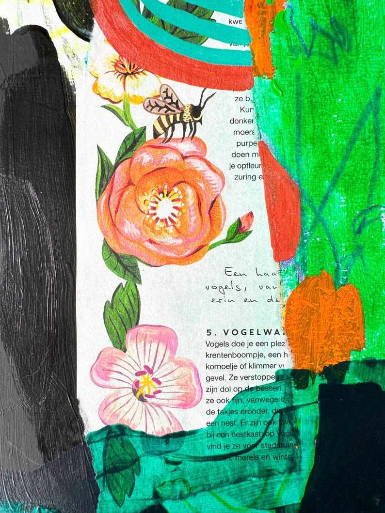 Pode incluir: Uma obra de arte abstrata colorida com uma flor rosa e branca, uma abelha e texto em holand&ecirc;s. O texto diz "Een haa vogels, var erin en de 5. VOGELWA Vogels doe je een plez krentenboompje, een h kornoelje of klimmer vi gevel. Ze verstoppe zijn dol op de bessen. ze ook fijn, vanwege d de takjes eronder, di een nest. Er zijn ook o bij een nestkastop Vogu vind je ze vo stadstuin ezen, merels en winte"