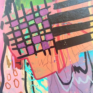 Peut inclure: Peinture abstraite avec un motif de grille en noir et violet, superpos&eacute; sur un fond rose et orange. La peinture pr&eacute;sente une vari&eacute;t&eacute; de textures et de coups de pinceau, cr&eacute;ant une composition dynamique et &eacute;nergique.