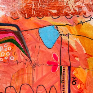 Op de afbeelding: Abstract schilderij met een mix van oranje, roze, blauw, groen en bruine kleuren. Het schilderij bevat een verscheidenheid aan vormen en lijnen, waaronder cirkels, bloemen en een grote blauwe vorm.