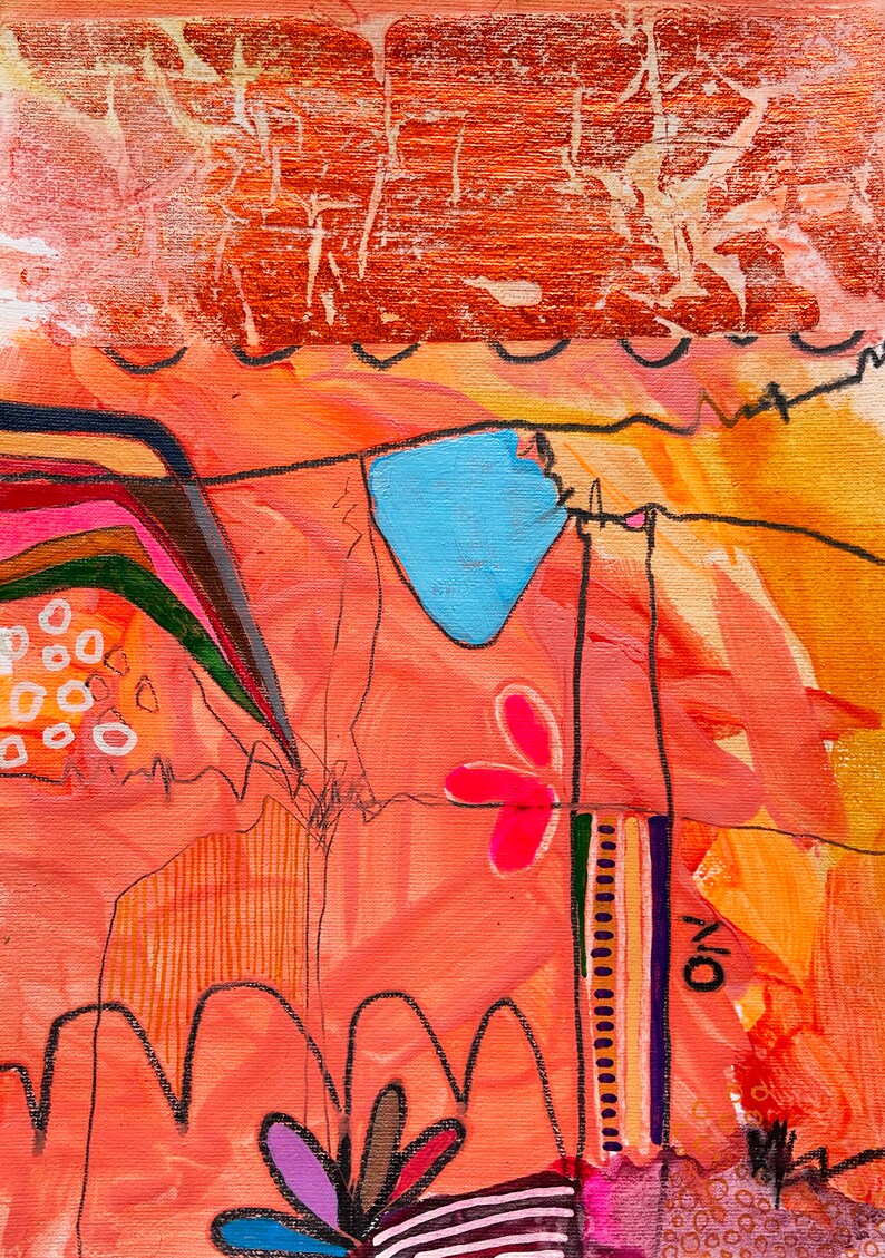 Op de afbeelding: Abstract schilderij met een mix van oranje, roze, blauw, groen en bruine kleuren. Het schilderij bevat een verscheidenheid aan vormen en lijnen, waaronder cirkels, bloemen en een grote blauwe vorm.