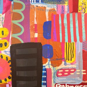 Puede incluir: Pintura abstracta con colores vivos y formas geom&eacute;tricas. La pintura presenta un rect&aacute;ngulo negro en el centro, rodeado de colores vivos como rojo, naranja, amarillo, azul y verde. La palabra "Embrace" est&aacute; escrita en letras blancas sobre un fondo verde.