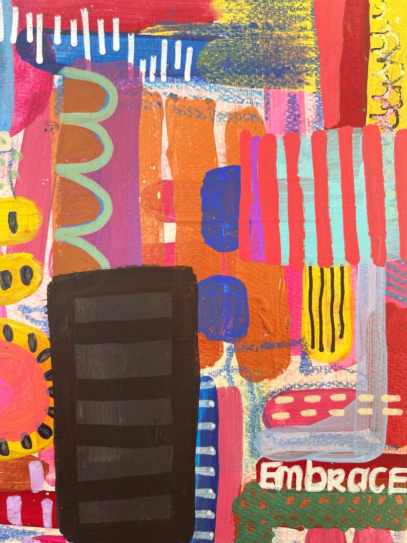 Puede incluir: Pintura abstracta con colores vivos y formas geom&eacute;tricas. La pintura presenta un rect&aacute;ngulo negro en el centro, rodeado de colores vivos como rojo, naranja, amarillo, azul y verde. La palabra "Embrace" est&aacute; escrita en letras blancas sobre un fondo verde.