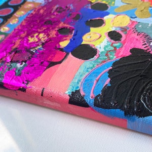 Pode incluir: Pintura abstrata em tela com um design colorido e em camadas. A pintura apresenta uma variedade de cores, incluindo rosa, azul, verde, amarelo e preto. A tinta &eacute; aplicada em pinceladas grossas, criando uma superf&iacute;cie texturizada.