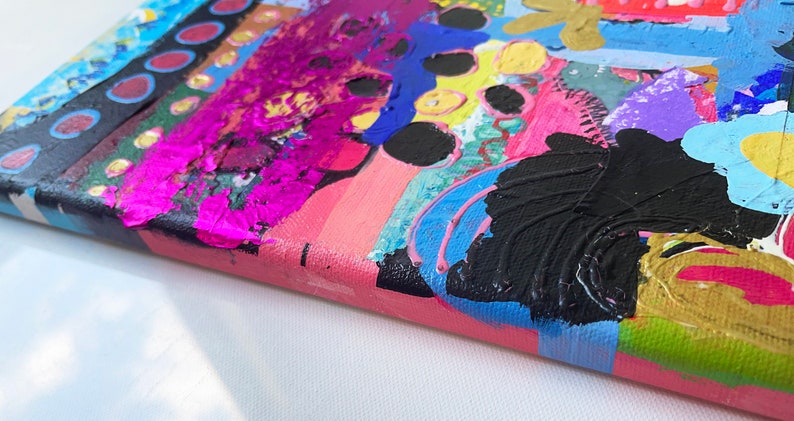 Pode incluir: Pintura abstrata em tela com um design colorido e em camadas. A pintura apresenta uma variedade de cores, incluindo rosa, azul, verde, amarelo e preto. A tinta &eacute; aplicada em pinceladas grossas, criando uma superf&iacute;cie texturizada.