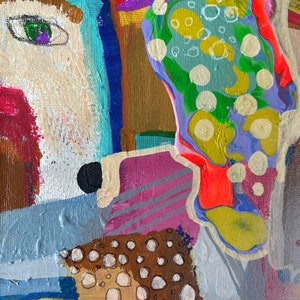 Puede incluir: Pintura abstracta con un dise&ntilde;o colorido y en capas. La pintura presenta un fondo azul, verde y morado con acentos blancos, amarillos y rojos. La pintura est&aacute; compuesta por varias formas y texturas, incluyendo c&iacute;rculos, puntos y l&iacute;neas.